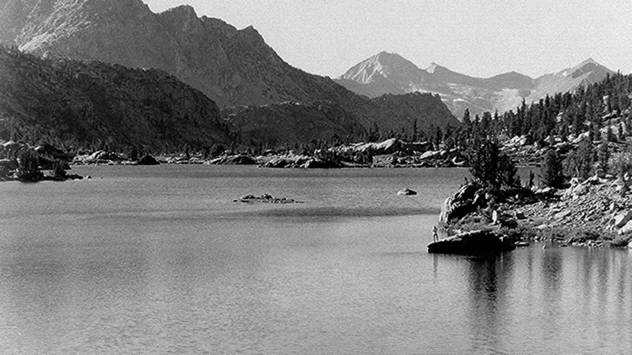 Rae Lake and surrounding peaks in Kings Canyon National Park
